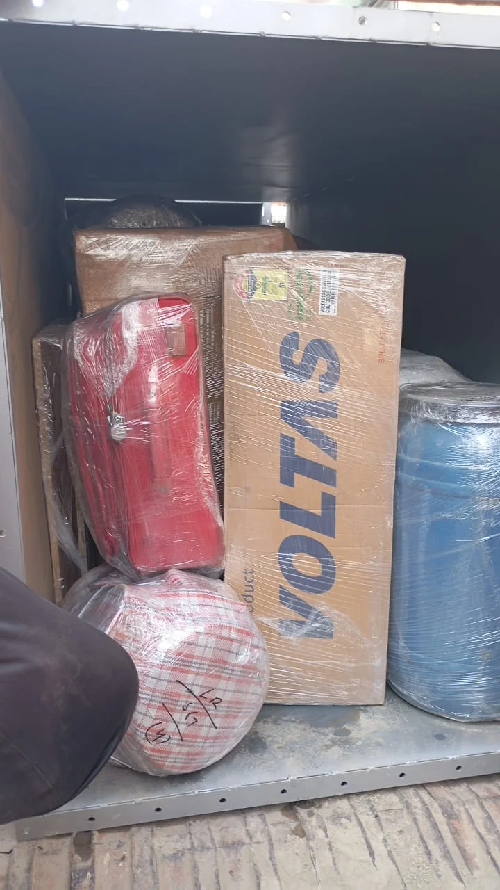 Packed goods in a loading compartment